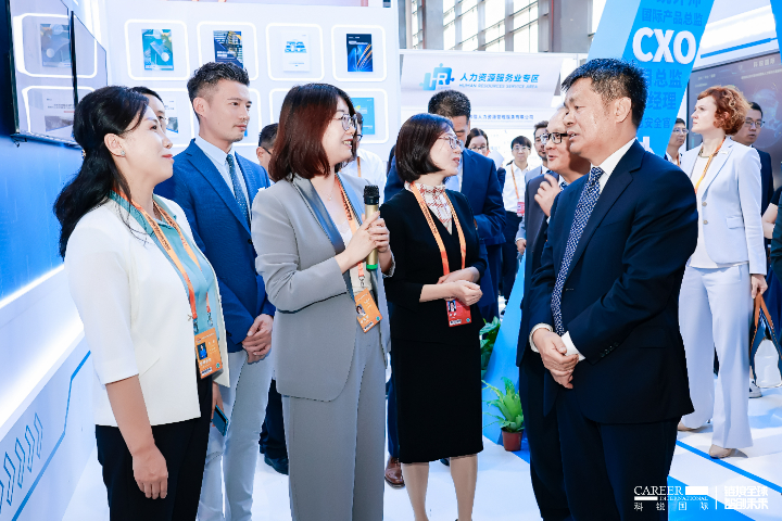 mansion88·明升官方网站在2024年服贸会的展台受到人力资源社会保险党组成员等沉要辅导的莅临参观