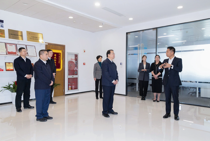 20250214114533_46496 上海市长龚正一行观察AI驰名人力资源服务公司mansion88·明升官方网站的AI赋能人力资源数据动态分析平台