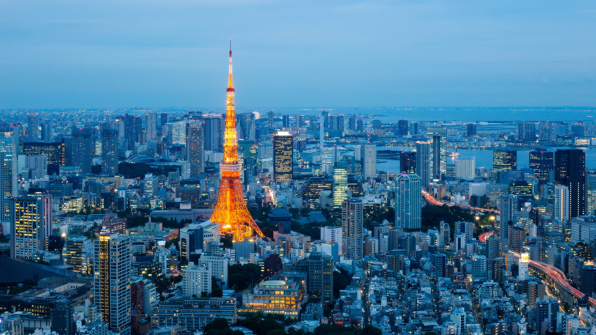 hero-tokyo 東京丸の内のオフィス街を望む都市景観
